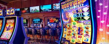 Antarmuka Bandar Poker uss777 menampilkan meja, pemain, dan pot